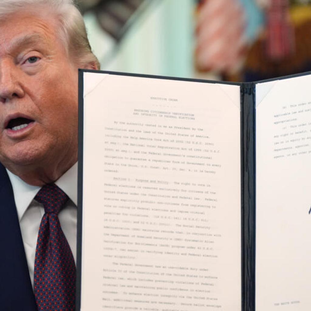 Donald Trump signe un décret pour encadrer plus strictement le vote par correspondance Donald Trump signe un décret pour encadrer plus strictement le vote par correspondance
