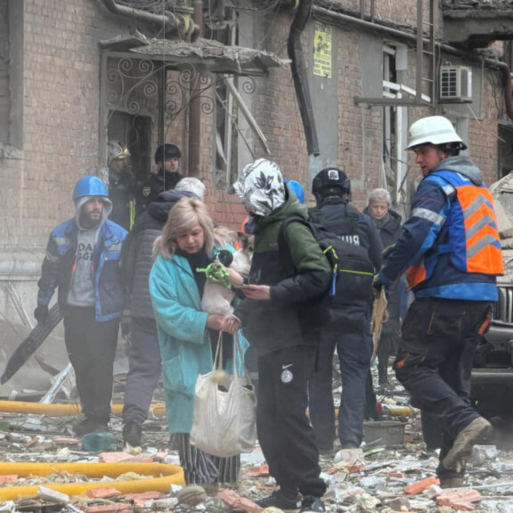 En Ukraine, une frappe russe sur Dnipro fait au moins deux morts et 21 blessés En Ukraine, une frappe russe sur Dnipro fait au moins deux morts et 21 blessés