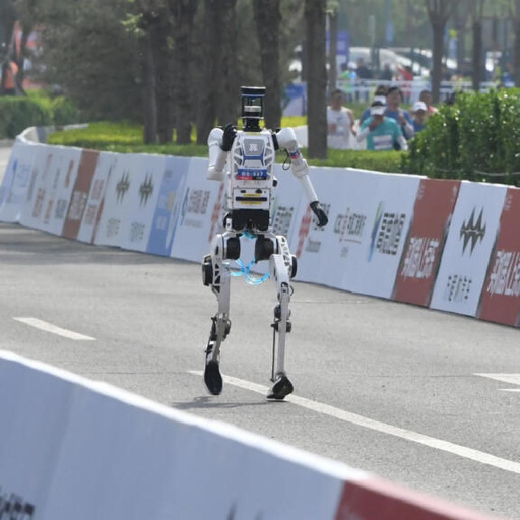 Des robots humanoïdes battent des humains lors du semi-marathon de Pékin Des robots humanoïdes battent des humains lors du semi-marathon de Pékin