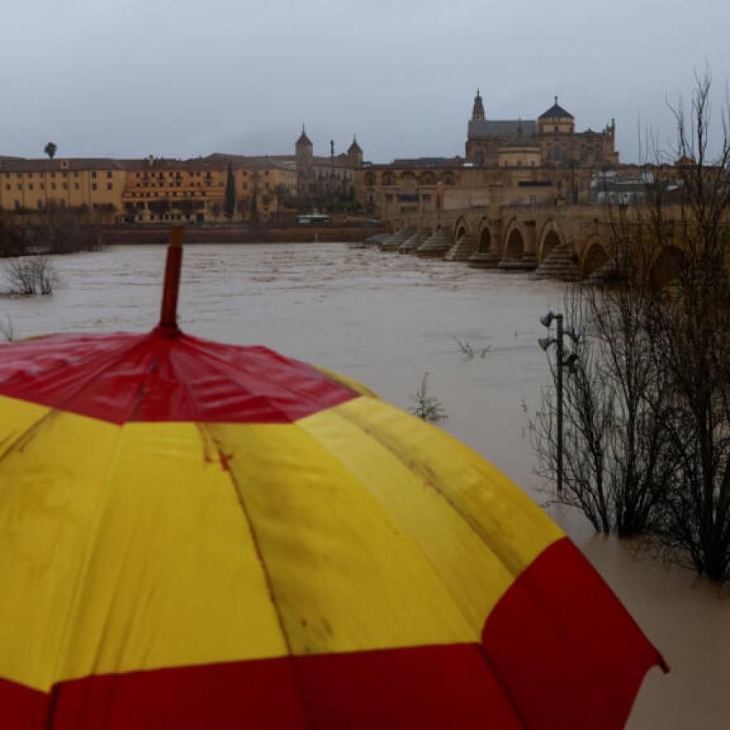 Tempête Marta : crues et fortes pluies en Espagne, un pompier tué au Portugal Tempête Marta : crues et fortes pluies en Espagne, un pompier tué au Portugal