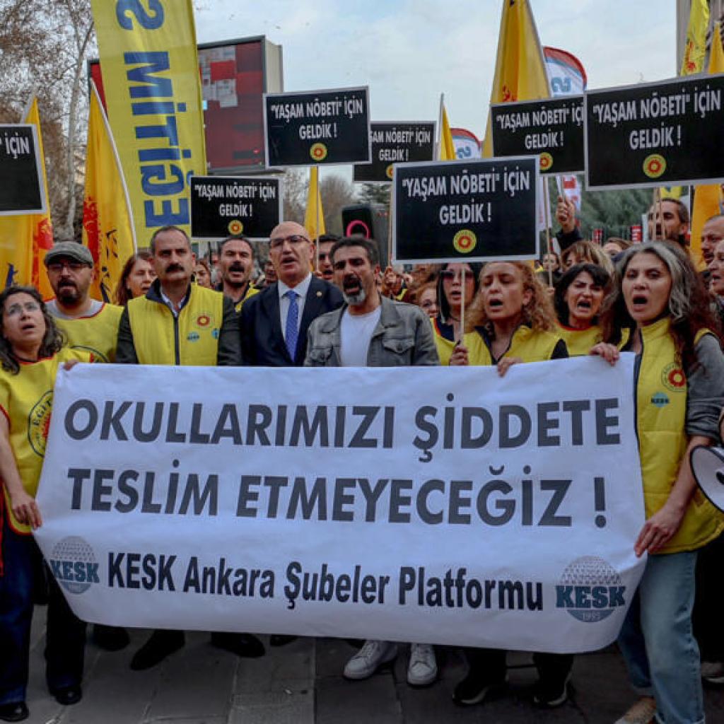 Turquie: les enseignants en colère après les fusillades dans des écoles Turquie: les enseignants en colère après les fusillades dans des écoles