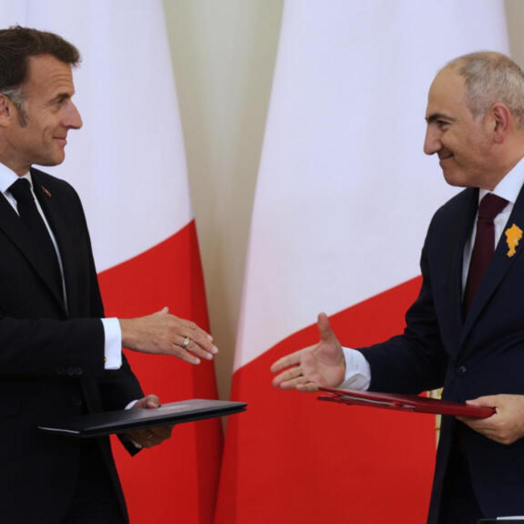 En visite à Erevan, Emmanuel Macron se rend au mémorial des victimes du génocide arménien En visite à Erevan, Emmanuel Macron se rend au mémorial des victimes du génocide arménien