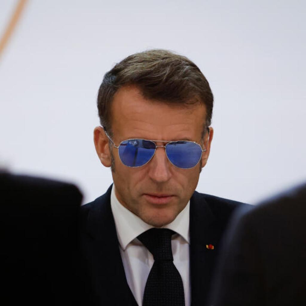 Le président français Emmanuel Macron fait le buzz avec ses lunettes de soleil Le président français Emmanuel Macron fait le buzz avec ses lunettes de soleil
