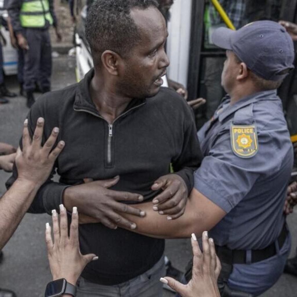 Afrique du Sud: évacuation d’étrangers réfugiés dans une église par crainte d’attaques xénophobes Afrique du Sud: évacuation d’étrangers réfugiés dans une église par crainte d’attaques xénophobes