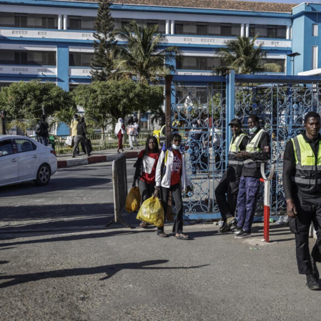 Sénégal: pour le parquet, la mort d’un étudiant de l’Ucad n’est pas liée à des violences policières Sénégal: pour le parquet, la mort d’un étudiant de l’Ucad n’est pas liée à des violences policières
