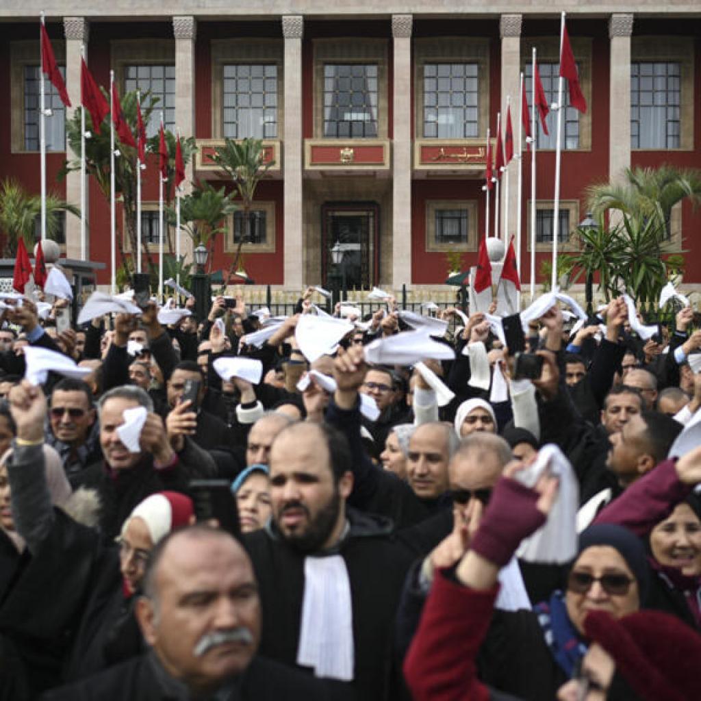 Maroc: les avocats mettent fin à leur grève après la suspension du projet de loi controversé Maroc: les avocats mettent fin à leur grève après la suspension du projet de loi controversé