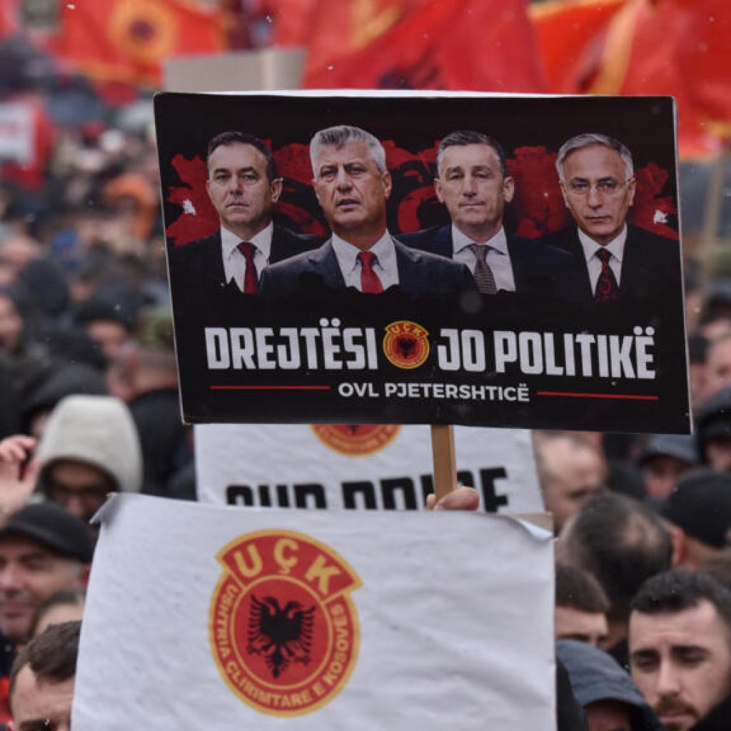 Kosovo: des milliers de manifestants marchent en soutien aux dirigeants de l’UCK jugés à La Haye Kosovo: des milliers de manifestants marchent en soutien aux dirigeants de l’UCK jugés à La Haye