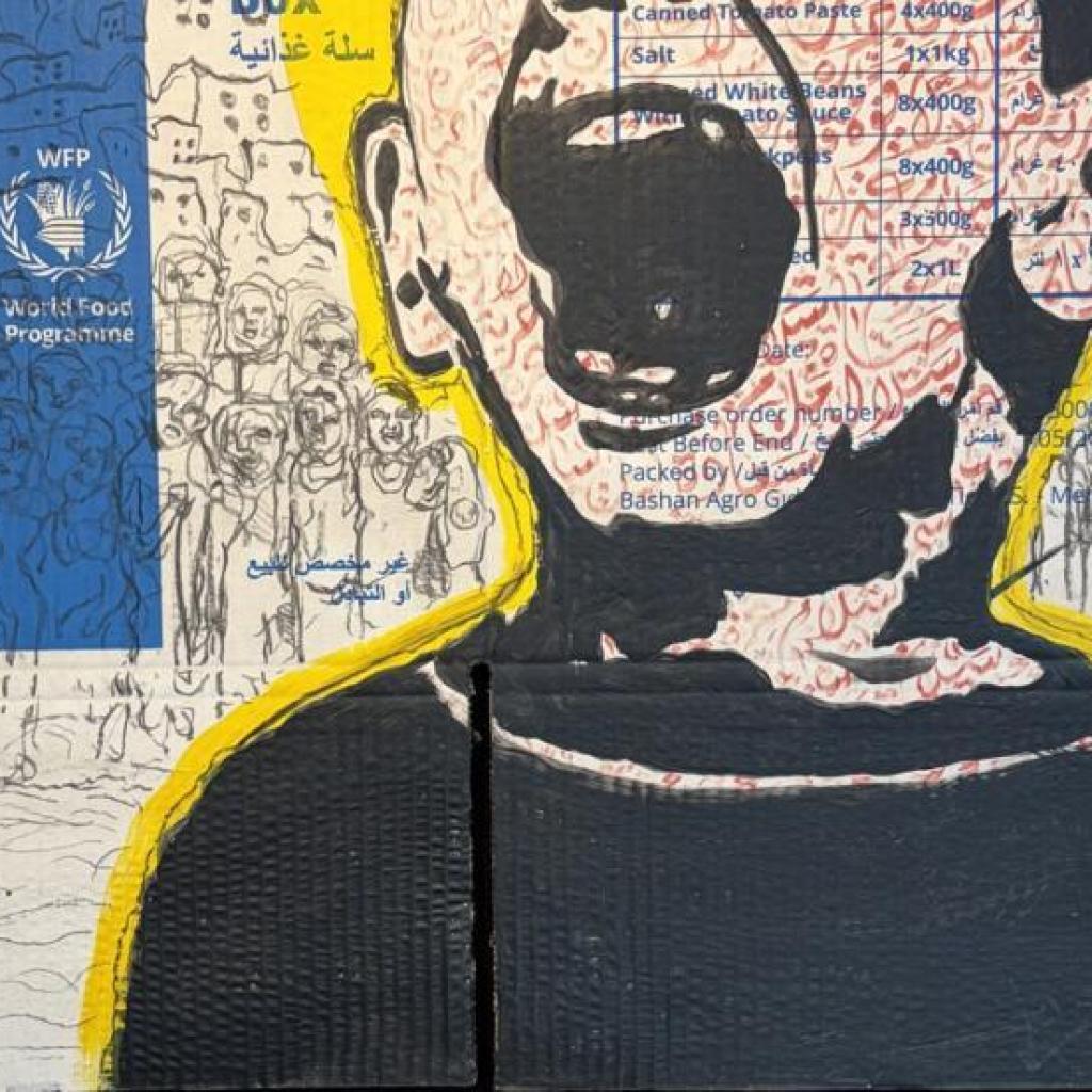 L’artiste palestinien Ahmed Muhanna raconte le quotidien de Gaza sur des cartons d’aide alimentaire L’artiste palestinien Ahmed Muhanna raconte le quotidien de Gaza sur des cartons d’aide alimentaire