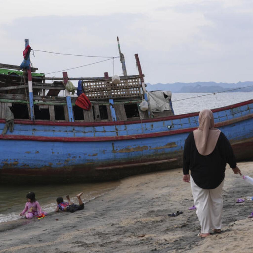 Un bateau de réfugiés rohingyas parti du Bangladesh fait naufrage, 250 personnes disparues Un bateau de réfugiés rohingyas parti du Bangladesh fait naufrage, 250 personnes disparues