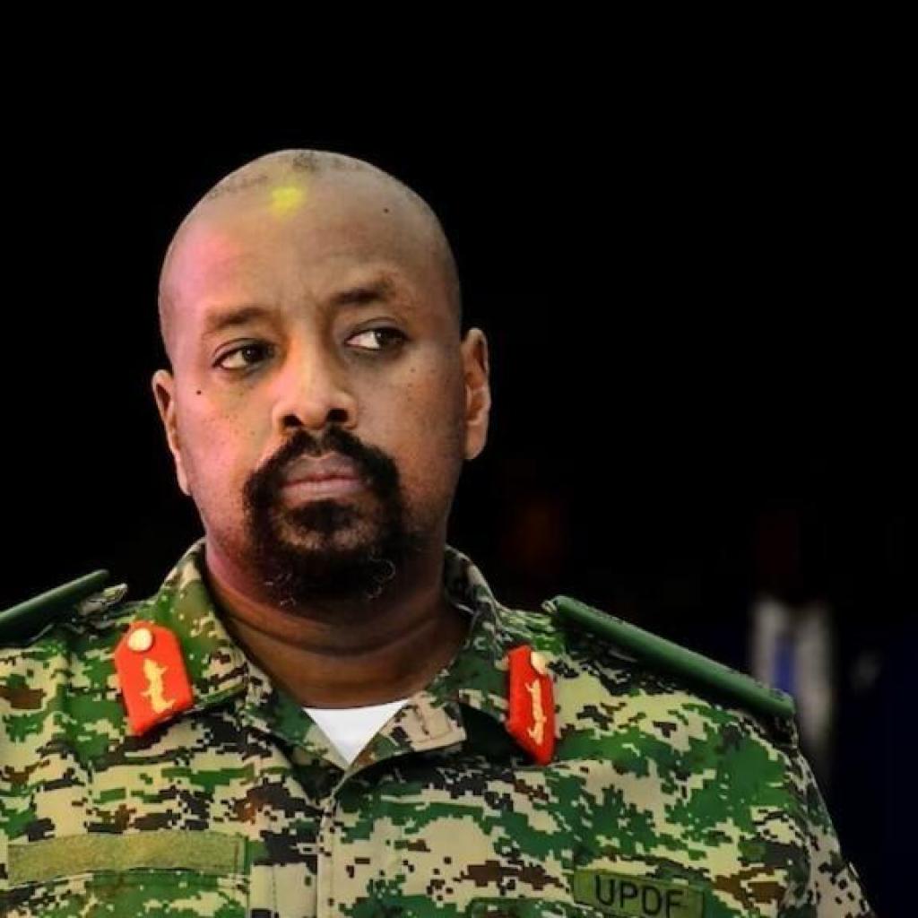 Ouganda: le fils de Yoweri Museveni menace l’opposant de mort Bobi Wine, qui renonce à contester sa défaite Ouganda: le fils de Yoweri Museveni menace l’opposant de mort Bobi Wine, qui renonce à contester sa défaite