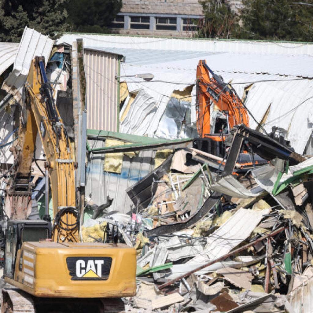 L’agence de l’ONU pour les réfugiés palestiniens affirme que son siège, démoli, a été incendié L’agence de l’ONU pour les réfugiés palestiniens affirme que son siège, démoli, a été incendié