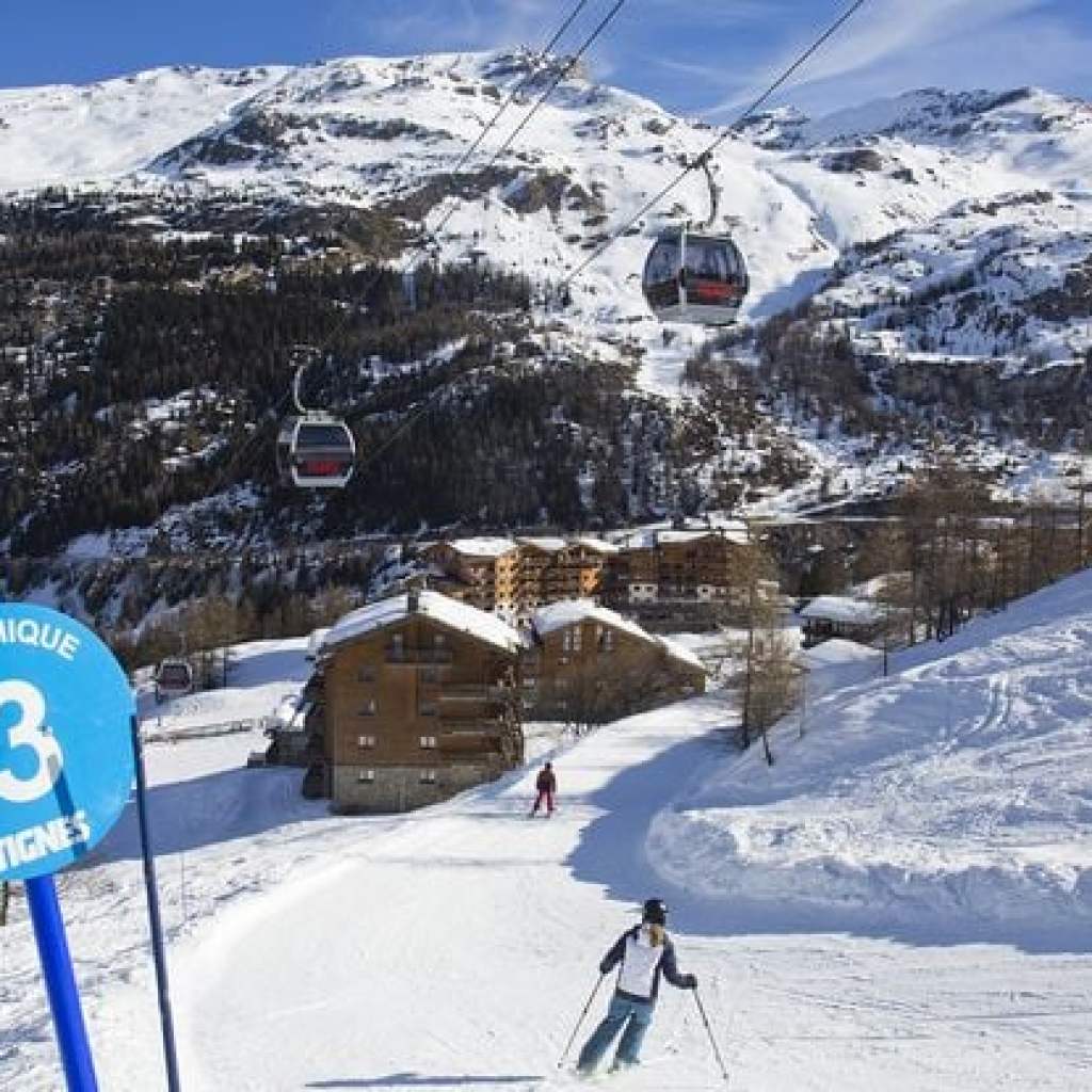 Un skieur évoluant hors-piste meurt enseveli par une avalanche en Savoie Un skieur évoluant hors-piste meurt enseveli par une avalanche en Savoie
