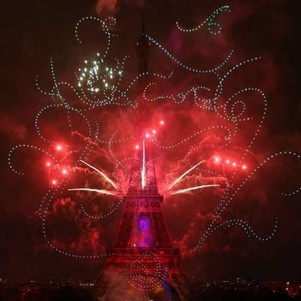 14-juillet : Paris avance son feu d’artifice au 13 juillet en hommage aux victimes de l’attentat de Nice 14-juillet : Paris avance son feu d’artifice au 13 juillet en hommage aux victimes de l’attentat de Nice