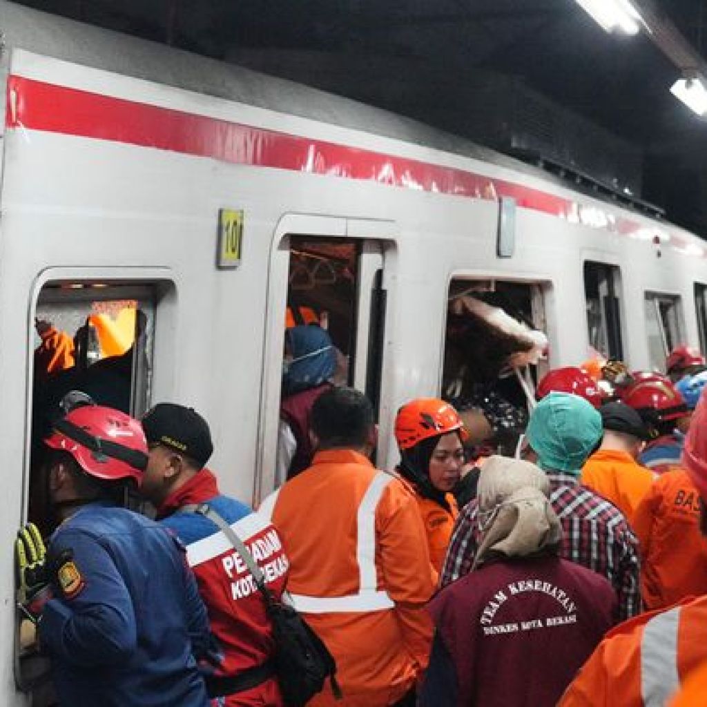 Une violente collision entre deux trains fait au moins sept morts en Indonésie Une violente collision entre deux trains fait au moins sept morts en Indonésie