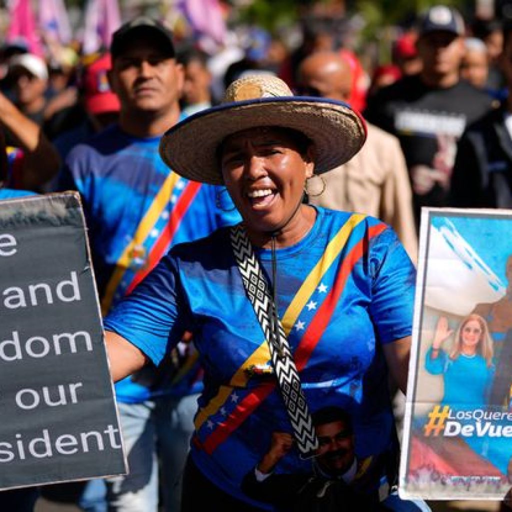 Venezuela : A Caracas, de très nombreux Vénézuéliens manifestent pour exiger le retour de Maduro Venezuela : A Caracas, de très nombreux Vénézuéliens manifestent pour exiger le retour de Maduro