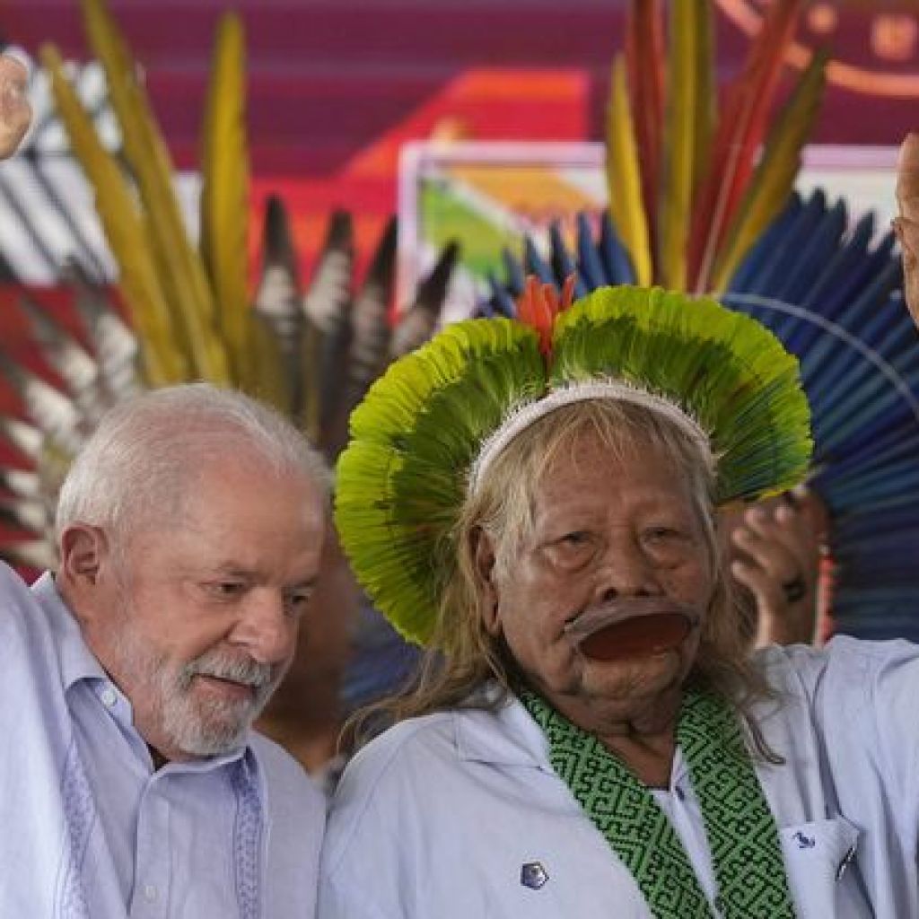 Brésil : Lula reçoit le soutien du chef Raoni pour la présidentielle Brésil : Lula reçoit le soutien du chef Raoni pour la présidentielle