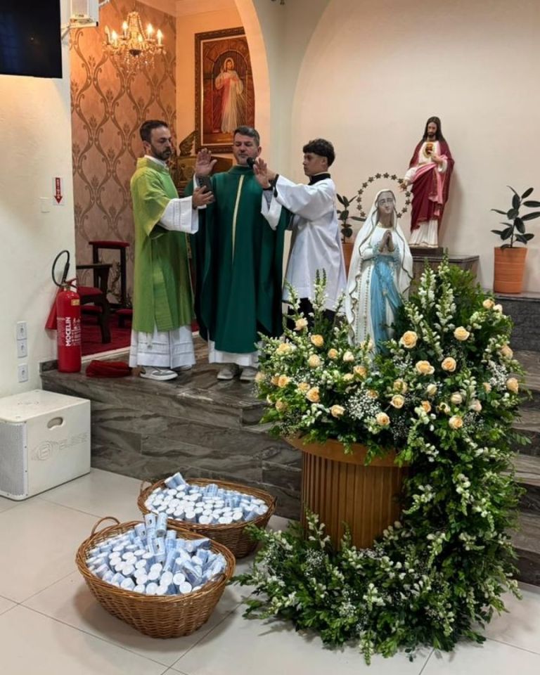 Benção das Velas marca segunda noite do tríduo pela padroeira Benção das Velas marca segunda noite do tríduo pela padroeira