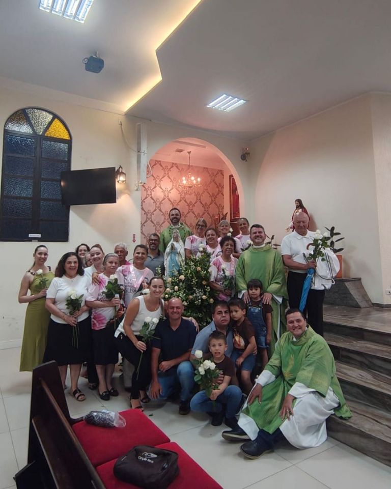 Bênção das rosas recorda aparição em Lourdes Bênção das rosas recorda aparição em Lourdes