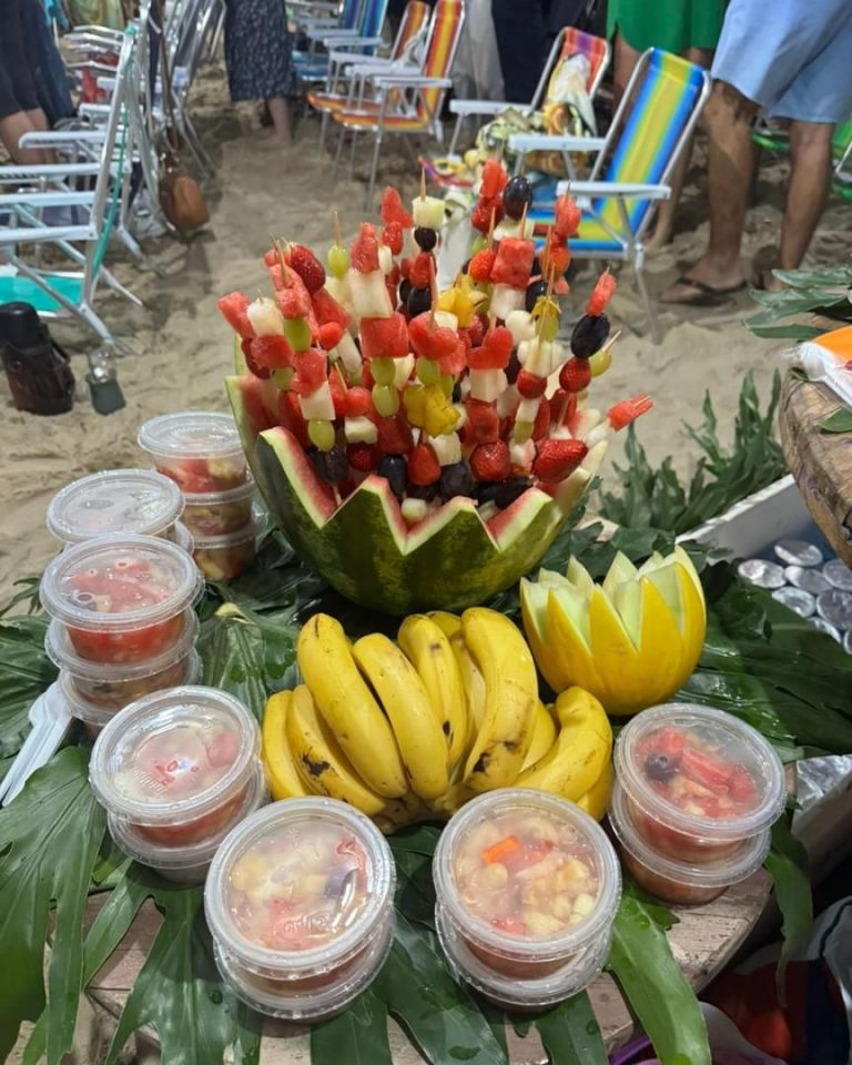 Luau para Casais reúne paroquianos na Praia de Cabeçudas Luau para Casais reúne paroquianos na Praia de Cabeçudas