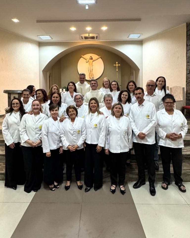 Dez Novos Ministros da Eucaristia recebem investidura na Paróquia Nossa Senhora de Lourdes Dez Novos Ministros da Eucaristia recebem investidura na Paróquia Nossa Senhora de Lourdes
