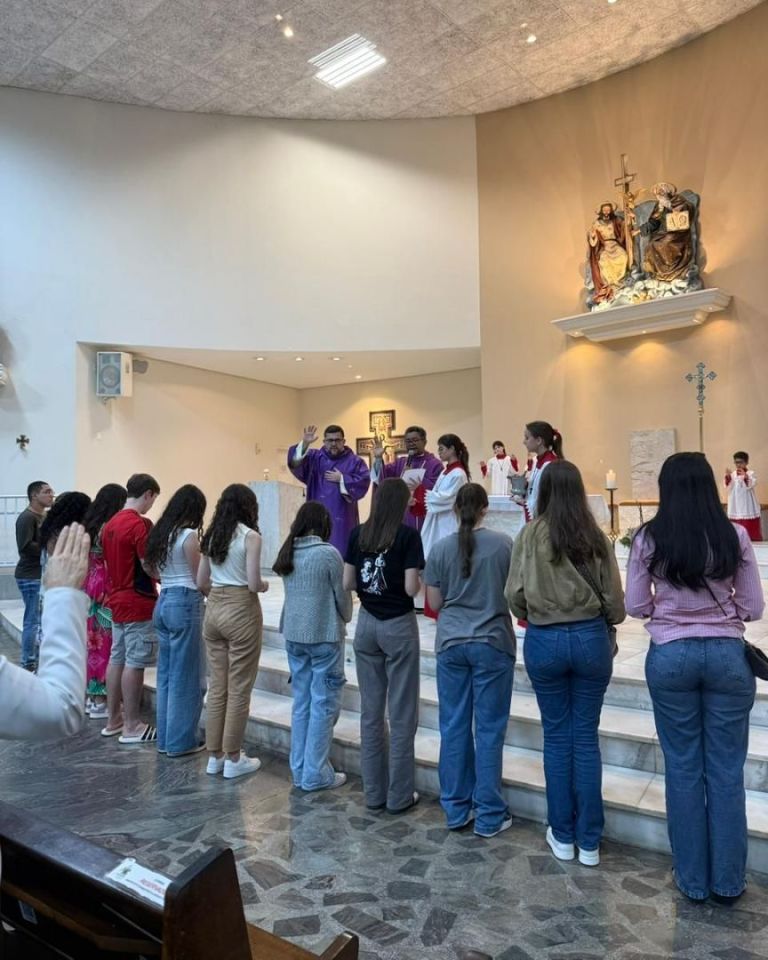 Missa com a Bênção das Canetas reúne vestibulandos em momento de fé e confiança Missa com a Bênção das Canetas reúne vestibulandos em momento de fé e confiança