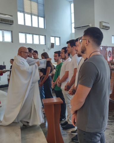 Jovens da paróquia recebem bênção de envio para a MJC Jovens da paróquia recebem bênção de envio para a MJC