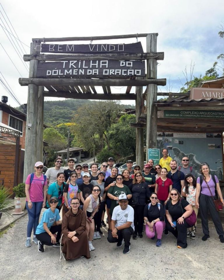Trilha Franciscana reúne fiéis no Dólmen da Oração Trilha Franciscana reúne fiéis no Dólmen da Oração