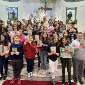 Rito do Mandamento do Amor é entregue a catequizandos Rito do Mandamento do Amor é entregue a catequizandos