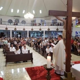 Catequizandos da IVC 2016 e suas famílias vivenciam o Rito da Assinalação da Cruz Catequizandos da IVC 2016 e suas famílias vivenciam o Rito da Assinalação da Cruz