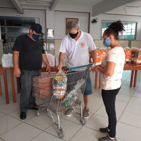 Famílias atendidas pela Ação Social recebem doações Famílias atendidas pela Ação Social recebem doações