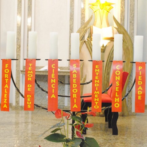 Paróquia celebra Pentecostes e coroação de Nossa Senhora Paróquia celebra Pentecostes e coroação de Nossa Senhora