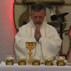 Pe. Alcides celebra 25 anos de Ordenação Sacerdotal Pe. Alcides celebra 25 anos de Ordenação Sacerdotal