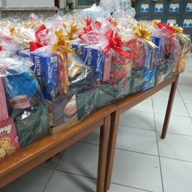 Famílias recebem doações de Natal Famílias recebem doações de Natal