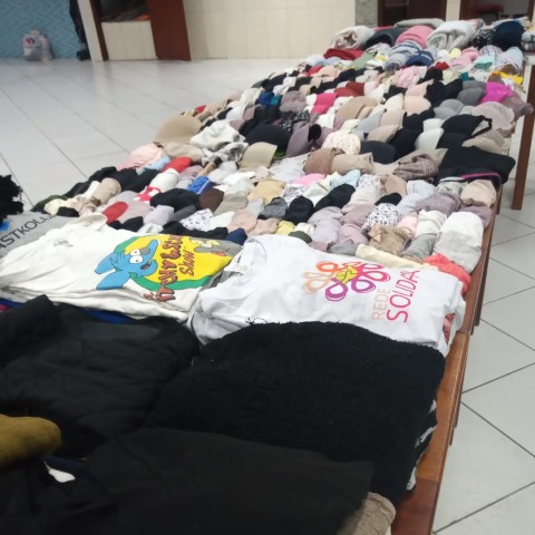 Famílias atendidas pela Ação Social recebem doações de roupas Famílias atendidas pela Ação Social recebem doações de roupas