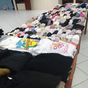 Famílias atendidas pela Ação Social recebem doações de roupas Famílias atendidas pela Ação Social recebem doações de roupas