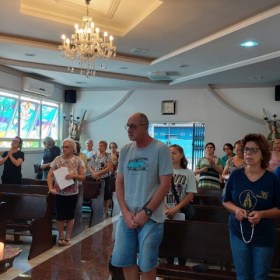 Grupo de Oração das Mil Ave Marias se reúne mensalmente para rezar o Rosário Grupo de Oração das Mil Ave Marias se reúne mensalmente para rezar o Rosário