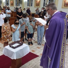 Catequizandos participam do Rito do Compromisso durante a Santa Missa Catequizandos participam do Rito do Compromisso durante a Santa Missa