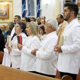 Fiéis participam de celebração no mês da Bíblia Fiéis participam de celebração no mês da Bíblia