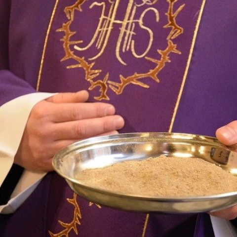 Modificado o rito de imposição das Cinzas em tempo de pandemia Modificado o rito de imposição das Cinzas em tempo de pandemia