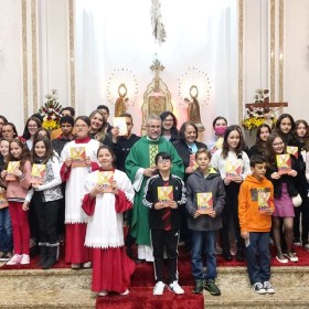 Catequizandos participam do Rito de Entrega da Oração do Pai Nosso Catequizandos participam do Rito de Entrega da Oração do Pai Nosso