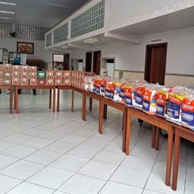 Famílias atendidas pela Ação Social Paroquial recebem doações Famílias atendidas pela Ação Social Paroquial recebem doações