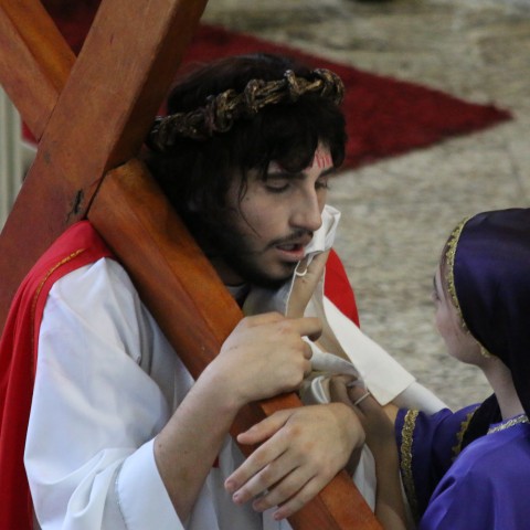 Encenação da Via Sacra foi realizada na Igreja Matriz Santo antônio Encenação da Via Sacra foi realizada na Igreja Matriz Santo antônio