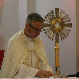 Paróquia realiza 24 Horas de Oração para o Senhor Paróquia realiza 24 Horas de Oração para o Senhor