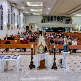 Famílias rezam o terço na Igreja do Kobrasol Famílias rezam o terço na Igreja do Kobrasol