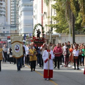 Fiéis celebram com devo Fiéis celebram com devo