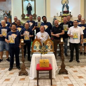 Terço dos Homens vivencia momento de espiritualidade com Cláucio Lima Terço dos Homens vivencia momento de espiritualidade com Cláucio Lima