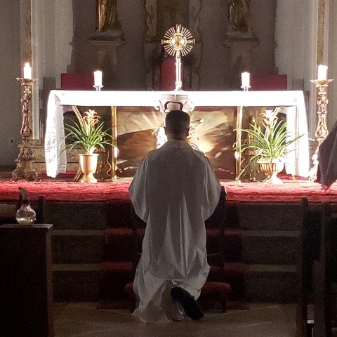 Fiéis celebram Lucernário Fiéis celebram Lucernário