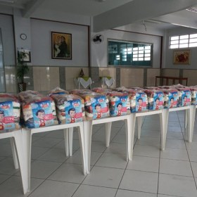 Famílias carentes recebem doações da Ação Social Paroquial Famílias carentes recebem doações da Ação Social Paroquial