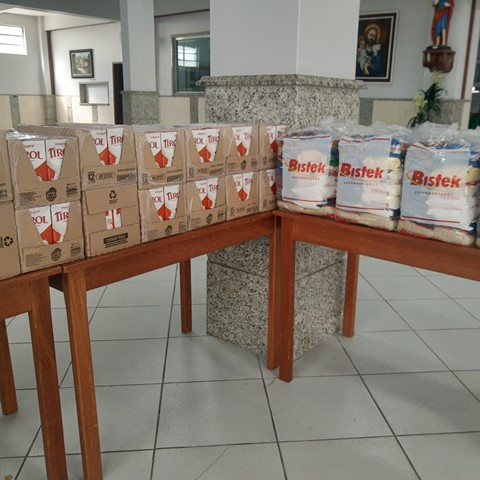Famílias assistidas pela Ação Social Paroquial recebem doações Famílias assistidas pela Ação Social Paroquial recebem doações