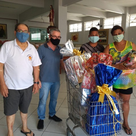Famílias assistidas pela Ação Social Paroquial recebem doações de Natal Famílias assistidas pela Ação Social Paroquial recebem doações de Natal